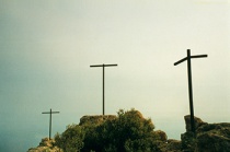 Trois croix d'acier (Bernar Venet)